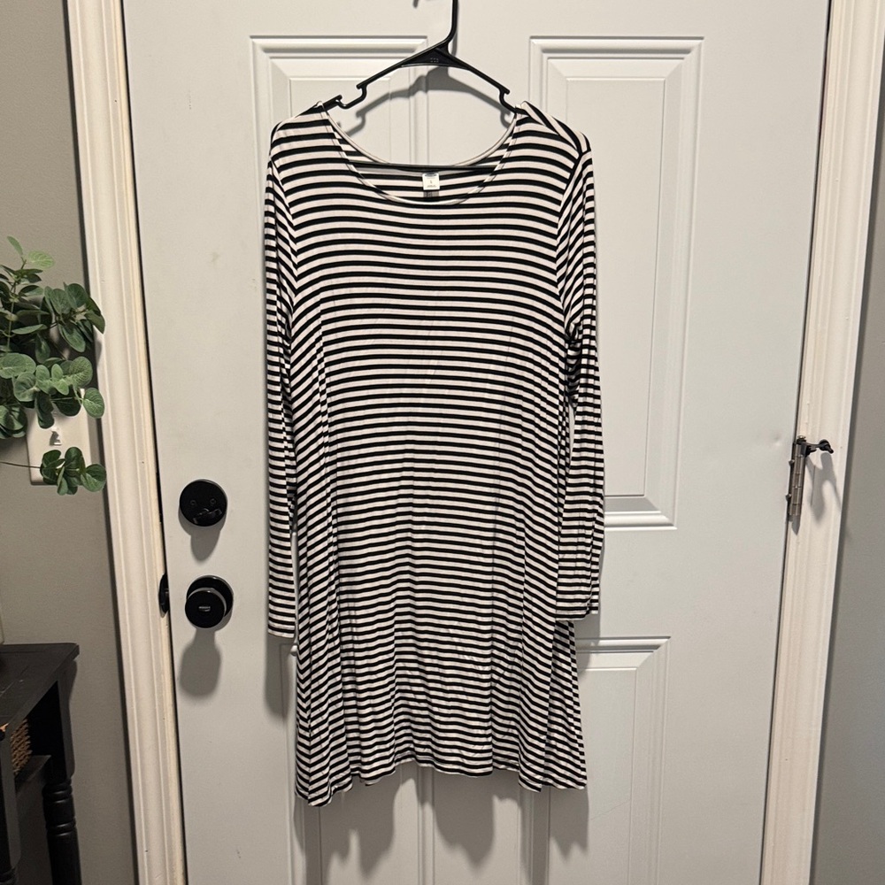 Old Navy Black and White Striped Dress